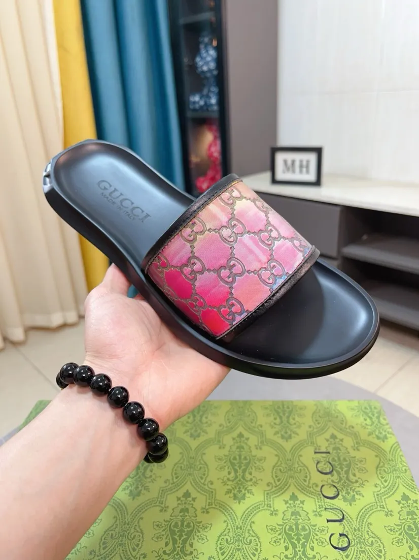 Men's shoes 💰260🌹🌹 (gucci-Gucci) New men's slippers, high-end boutique, made of cowhide, with exquisite embossed logo decoration on the upper, fine workmanship, super soft soles, casual, loose and comfortable, a must-have in summer! \nsize：38-44